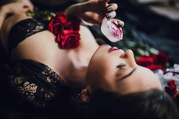 Молода Жінка Чорній Білизні Позує Червоною Трояндою Замороженою Льоду — стокове фото