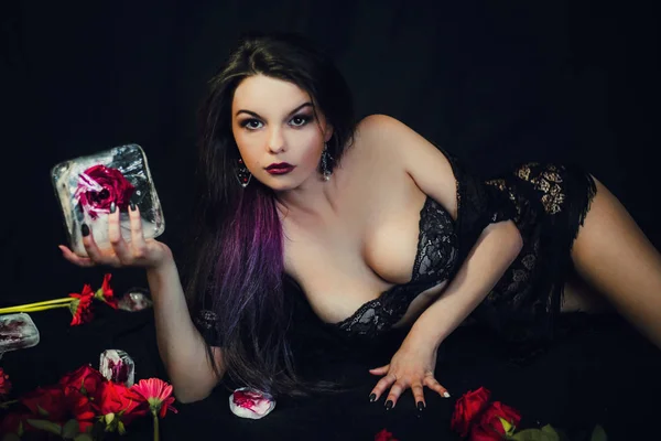 Jovem Mulher Lingerie Preta Posando Com Rosa Vermelha Congelada Gelo — Fotografia de Stock