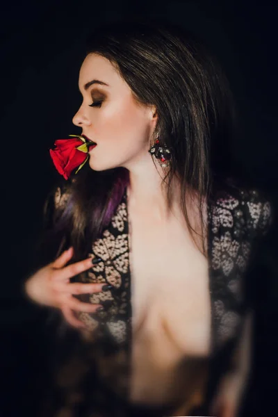 Mujer Joven Hermosa Posando Con Rosa Roja Sobre Fondo Negro — Foto de Stock