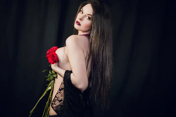 Młoda Topless Kobieta Pozowanie Czerwonymi Kwiatami — Zdjęcie stockowe