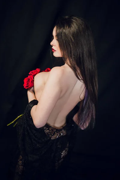 Mladá Žena Nahoře Bez Pózuje Červenými Květy — Stock fotografie
