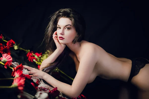 Jovem Mulher Topless Posando Forro Preto Com Flores — Fotografia de Stock