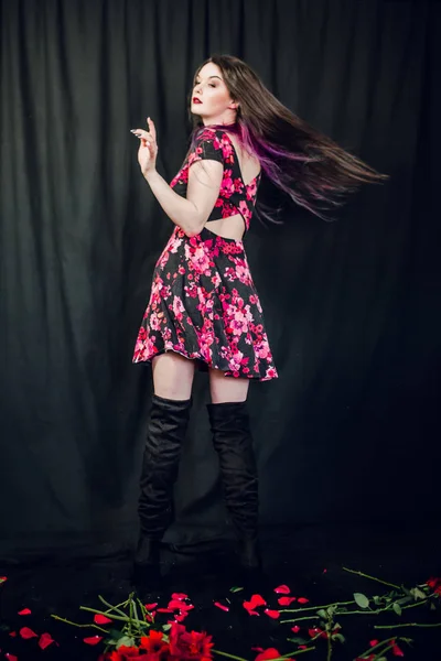 Молодая Красивая Женщина Позирует Розой Против Черного Занавеса Лепестки Роз — стоковое фото