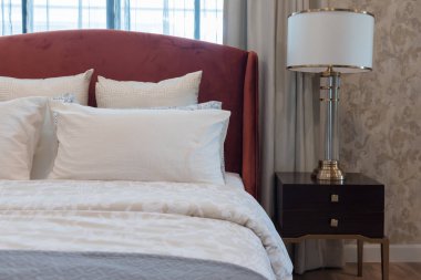 Klasik yatak odası tarzı ile yatakta, iç tasarım konsepti beyaz yastıklar