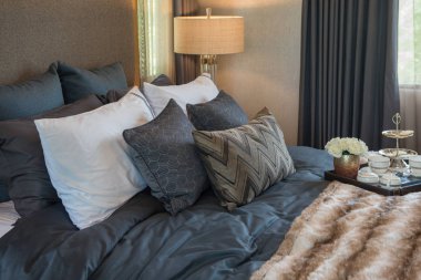 yatak odası Klasik stil, iç tasarım konsepti içinde tepsi üzerinde kahve fincanı seti