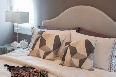 Klasik yatak odası tarzı ile yastık yatak, iç tasarım konsepti ayarla.