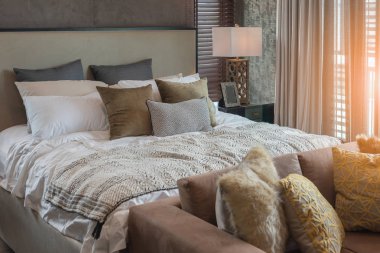 lüks yatak odası tarzı ile yastık yatak, iç dekorasyon tasarım konsepti ayarla.