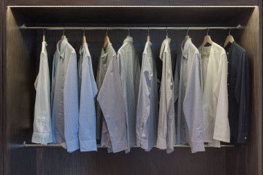 demiryolu, ahşap dolap asılı ile modern dolap giyim, dolap iç tasarımında yürümek