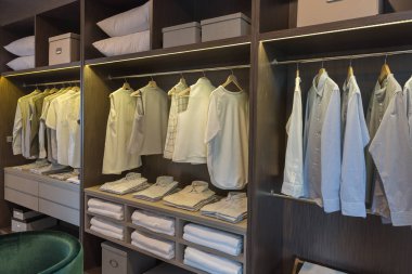 demiryolu, ahşap dolap asılı ile modern dolap giyim, dolap iç tasarımında yürümek