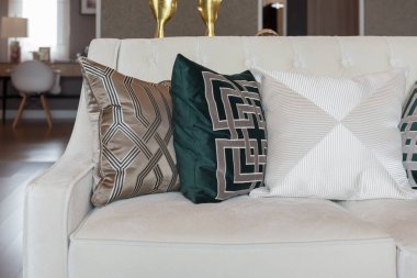 koyu renk zerafeti Divan iç tasarım konsepti, modern oturma odası tarzında yastıklar kümesi