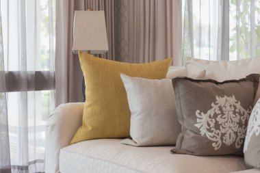 Klasik beyaz elegance kanepe yastık, iç tasarım konsepti kümesiyle oturma odasında