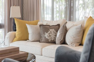 Klasik beyaz elegance kanepe yastık, iç tasarım konsepti kümesiyle oturma odasında