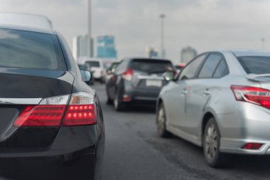 trafik sıkışıklığı arabalar hızlı yolda sıra ile