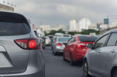 trafik sıkışıklığı arabalar hızlı yolda sıra ile