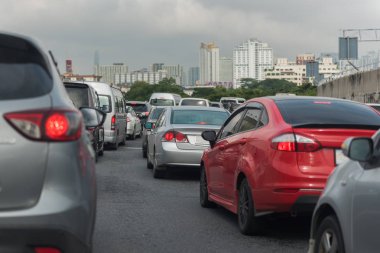 trafik sıkışıklığı arabalar hızlı yolda sıra ile