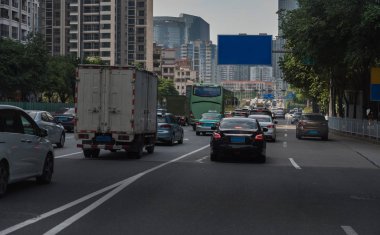 şehir merkezinde, Merkez businees Soka otomobillerde sıra ile ana cadde üzerinde trafik sıkışıklığı