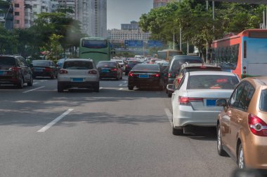 şehir merkezinde, Merkez businees Soka otomobillerde sıra ile ana cadde üzerinde trafik sıkışıklığı