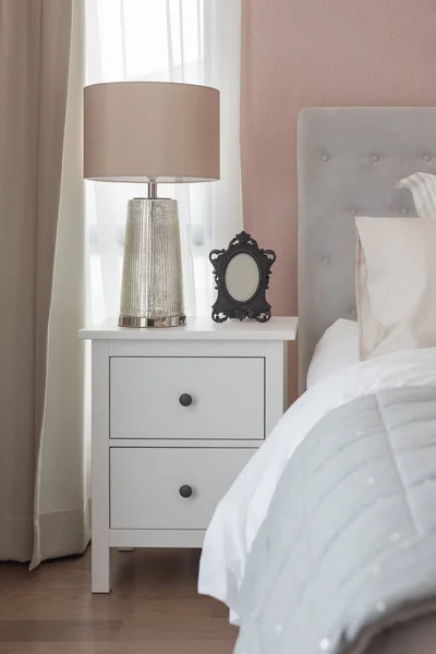 经典的卧室风格与一套枕头和芭蕾舞鞋在床上 室内设计理念 — 图库照片