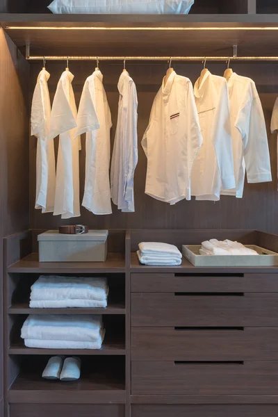 Ряд Белых Рубашек Рельсах Деревянном Шкафу Концепция Интерьера — стоковое фото