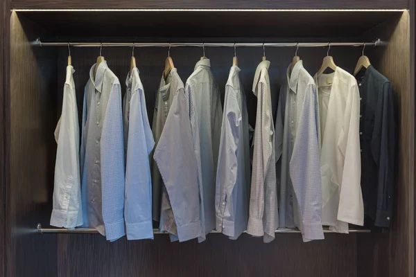 demiryolu, ahşap dolap asılı ile modern dolap giyim, dolap iç tasarımında yürümek