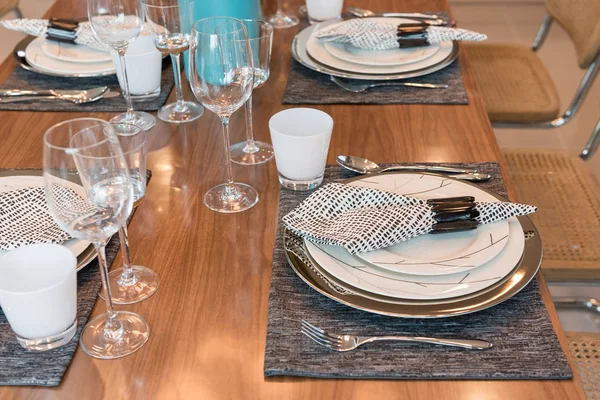 豪华的餐桌 木制餐桌上在经典的餐厅 室内设计概念 — 图库照片