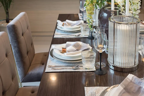 豪华的餐桌 木制餐桌上在经典的餐厅 室内设计概念 — 图库照片