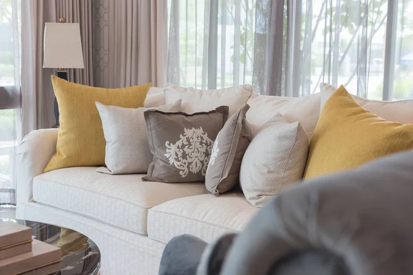 Klasyczny Biały Elegancja Sofa Salonie Zestawem Poduszek Koncepcja Projektowania Wnętrz — Zdjęcie stockowe