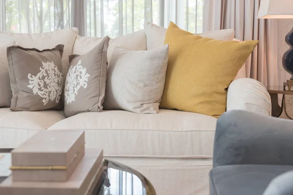 Sofá Elegante Branco Clássico Sala Estar Com Conjunto Travesseiros Conceito — Fotografia de Stock
