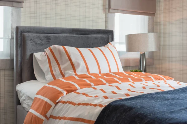 オレンジと白の色調 インテリア デザインのコンセプトを持つモダンなベッドルームにシングル ベッド — ストック写真