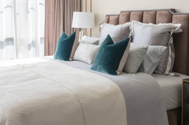 yastıklar ve lamba masa tarafında, iç tasarım konsepti ile klasik tarzda rahat yatak odası