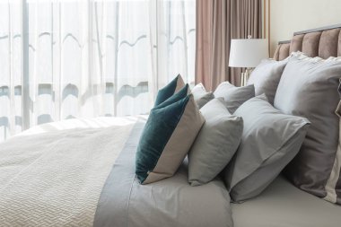 yastıklar ve lamba masa tarafında, iç tasarım konsepti ile klasik tarzda rahat yatak odası