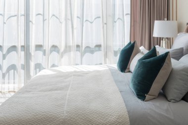 yastıklar ve lamba masa tarafında, iç tasarım konsepti ile klasik tarzda rahat yatak odası