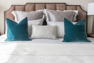 yastıklar ve lamba masa tarafında, iç tasarım konsepti ile klasik tarzda rahat yatak odası