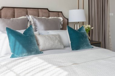 yastıklar ve lamba masa tarafında, iç tasarım konsepti ile klasik tarzda rahat yatak odası