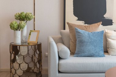 Modern oturma odası kümesiyle yastıklar Divan, iç tasarım konsepti