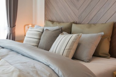 yastık yatak odasında Klasik stil, iç tasarım konsepti ahşap duvar dekorasyonu ile kümesi