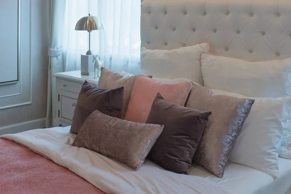 Dormitorio Suite Lujo Con Conjunto Almohadas Rosadas Cama Concepto Decoración —  Fotos de Stock