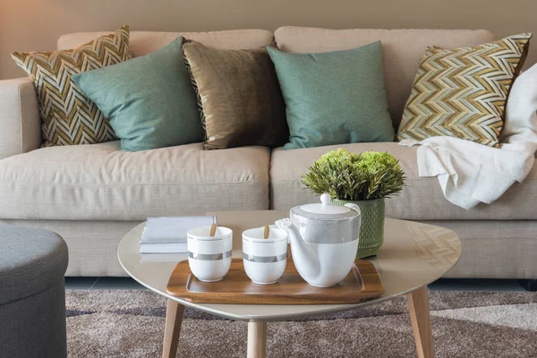 舒适的起居室 配有茶杯桌 室内装潢设计理念 — 图库照片