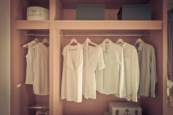 Белые Рубашки Цвета Висят Рельсах Современном Деревянном Шкафу Концепция Интерьера — стоковое фото
