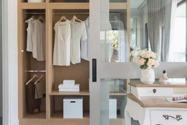 白色衬衫挂在铁轨上现代木衣柜 室内设计理念 — 图库照片