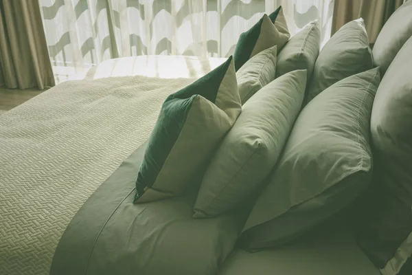 yastıklar ve lamba masa yan, iç tasarım konsepti, vintage tarzı işlem kümesi ile klasik tarzda rahat yatak odası