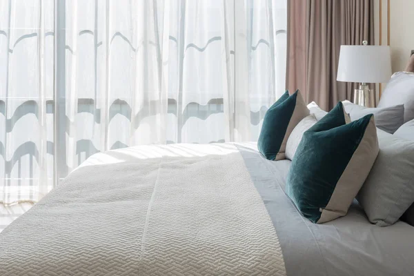 yastıklar ve lamba masa tarafında, iç tasarım konsepti ile klasik tarzda rahat yatak odası