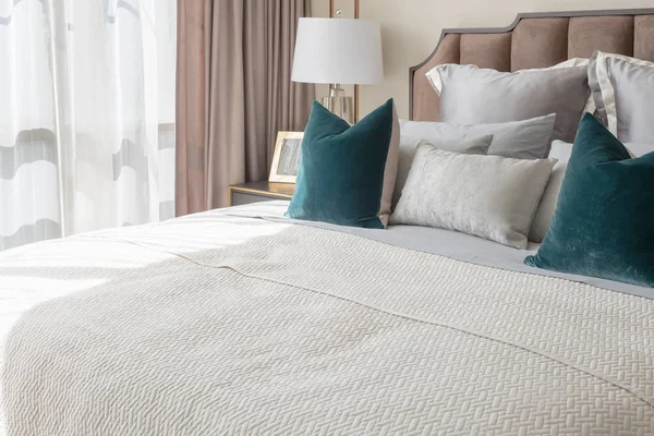 yastıklar ve lamba masa tarafında, iç tasarım konsepti ile klasik tarzda rahat yatak odası