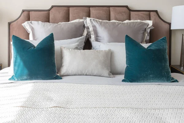 yastıklar ve lamba masa tarafında, iç tasarım konsepti ile klasik tarzda rahat yatak odası