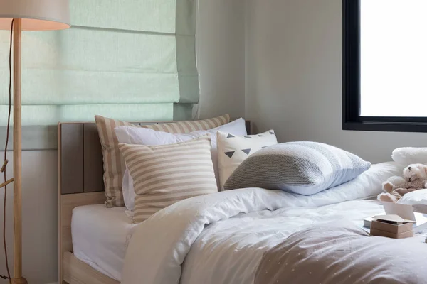 Moderne Eenpersoonskamer Met Houten Bed Set Van Kussens Interieur Concept — Stockfoto