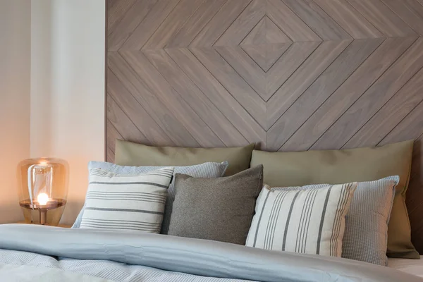 yastık yatak odasında Klasik stil, iç tasarım konsepti ahşap duvar dekorasyonu ile kümesi