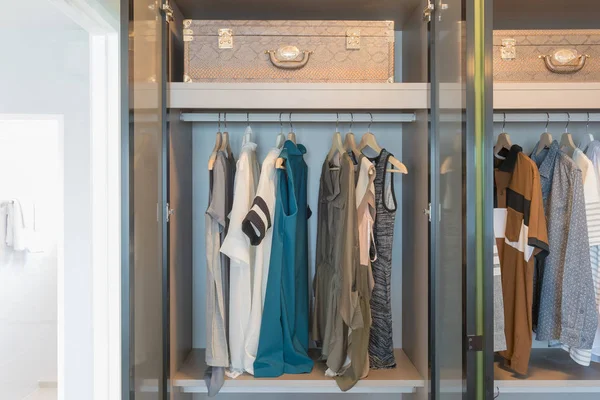 挂在铁轨上的衬衫经典风格的木衣柜 经典风格的衣柜挂衣架 室内设计理念 — 图库照片