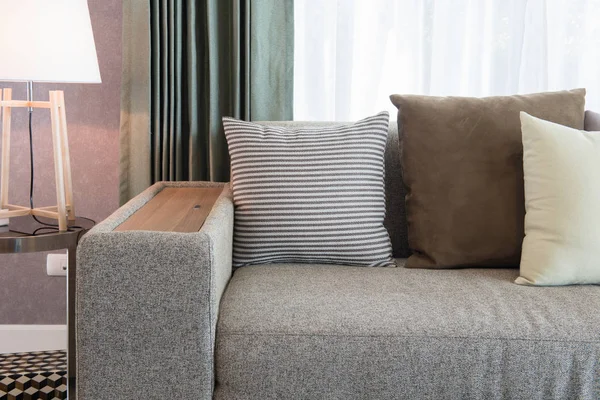 モダンなソファのスタイルとモダンなリビング ルームに枕 インテリア デザインのコンセプトの設定 — ストック写真