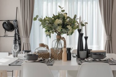 modern masa ahşap yemek masası üzerinde modern yemek odası iç tasarım konsepti içinde ayarla