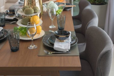 modern masa ahşap yemek masası üzerinde modern yemek odası iç tasarım konsepti içinde ayarla